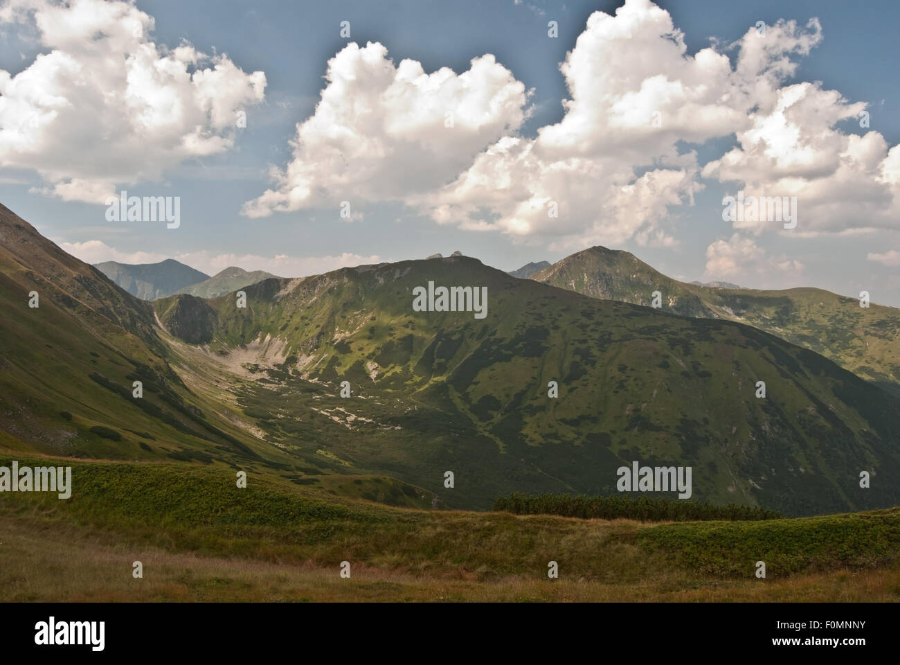 Gipfel und Tal Zapadne Tatry aus Koncista Peak auf slowakisch-polnischen Grenze Stockfoto