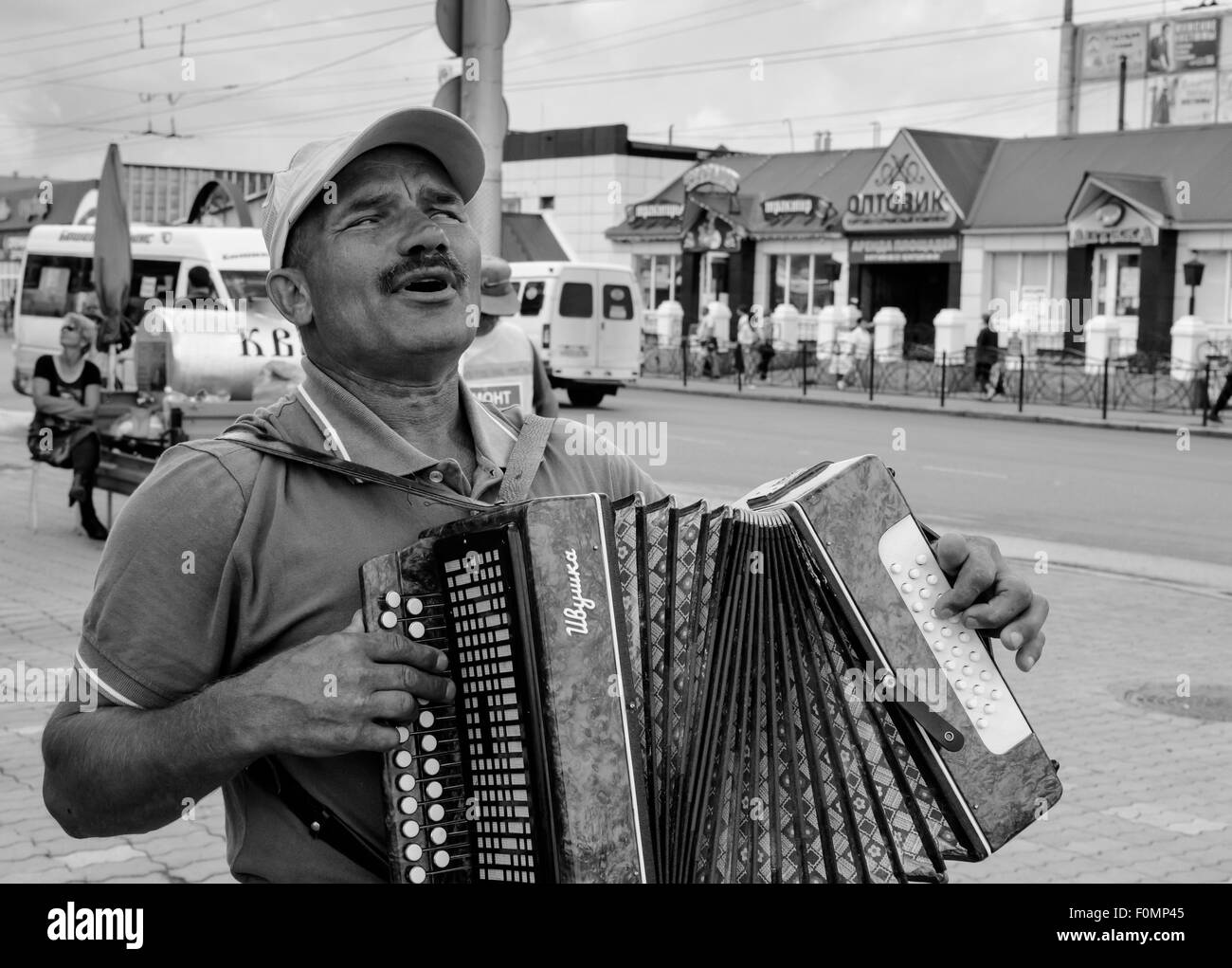 Konfrontiert mit seiner Behinderung dieser blinden Akkordeon Spieler spielt Musik für Shopper in Sterlitamak Russland in der Hoffnung, Geld zu verdienen Stockfoto