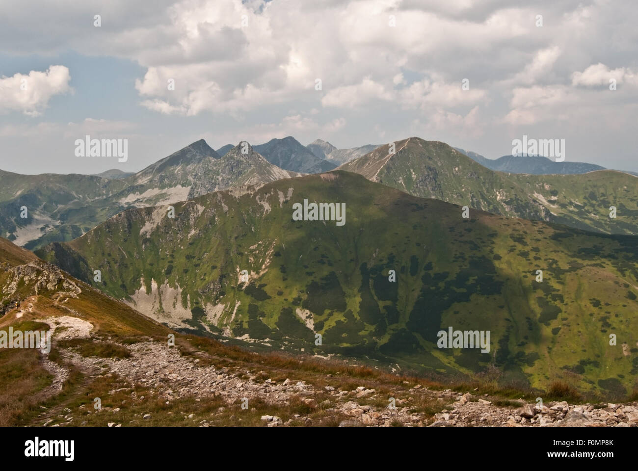 Gipfel und Tal Zapadne Tatry aus Koncista Peak auf slowakisch-polnischen Grenze Stockfoto