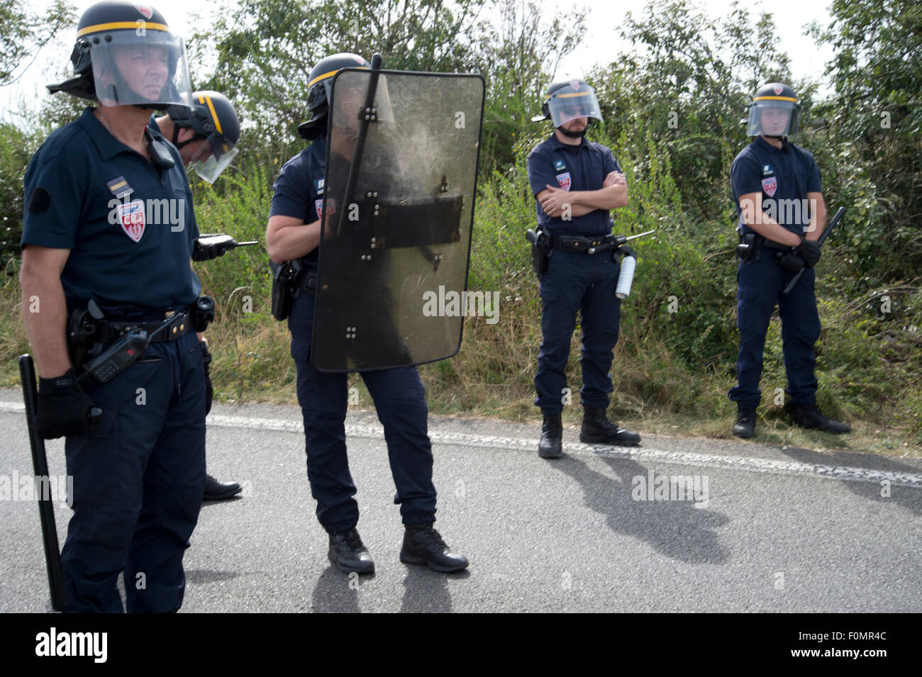 Der Dschungel, Zentrum für Migranten Calais. CRS Polizei blockieren den Autobahn Ansatz, um zu verhindern, dass Flüchtlinge, die versuchen, Board LKW Stockfoto