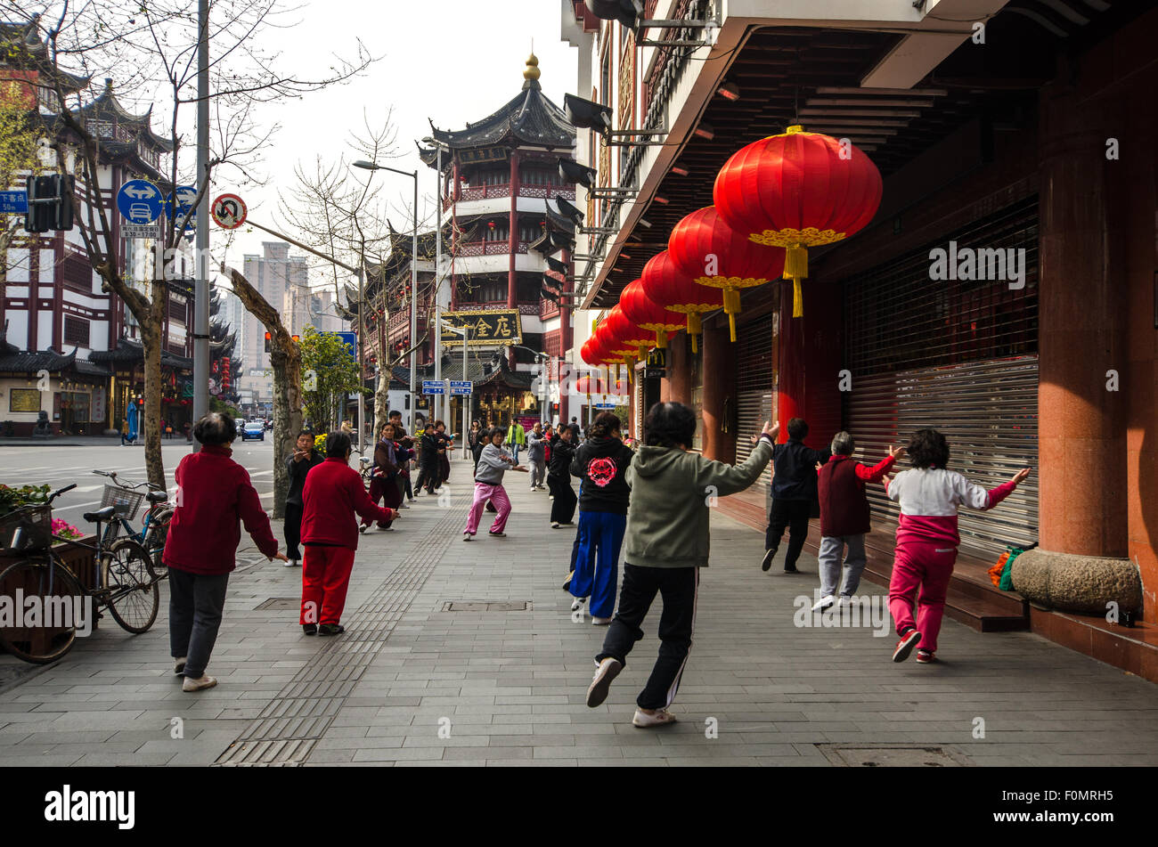 Alte Menschen Tai Chi in den frühen Morgenstunden zu tun. Straße schoss aus Shanghai. Stockfoto