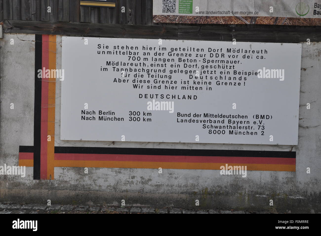 Modlareuth, Deutschland. 13. August 2015. Die Informationstafel an der ehemaligen innerdeutschen Grenze zwischen Ost- und Westdeutschland in Moedlareuth, Mitteldeutschland, 13. August 2015. Moedlareuth, genannt "Little Berlin", war das Symbol eines geteilten Dorfes entlang der Grenzlinie zwischen Ost- und Westdeutschland. Die Grenze verlief mitten durch das kleine Dorf. © Jakub Strihavka/CTK Foto/Alamy Live-Nachrichten Stockfoto