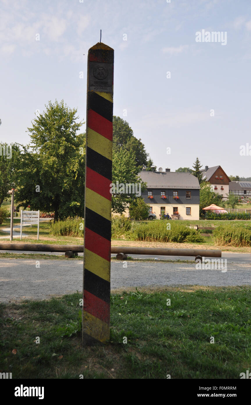 Modlareuth, Deutschland. 13. August 2015. Die ehemalige DDR-Grenze-Spalte an der ehemaligen innerdeutschen Grenze zwischen Ost- und Westdeutschland in Moedlareuth, Mitteldeutschland, 13. August 2015. Moedlareuth, genannt "Little Berlin", war das Symbol eines geteilten Dorfes entlang der Grenzlinie zwischen Ost- und Westdeutschland. Die Grenze verlief mitten durch das kleine Dorf. © Jakub Strihavka/CTK Foto/Alamy Live-Nachrichten Stockfoto