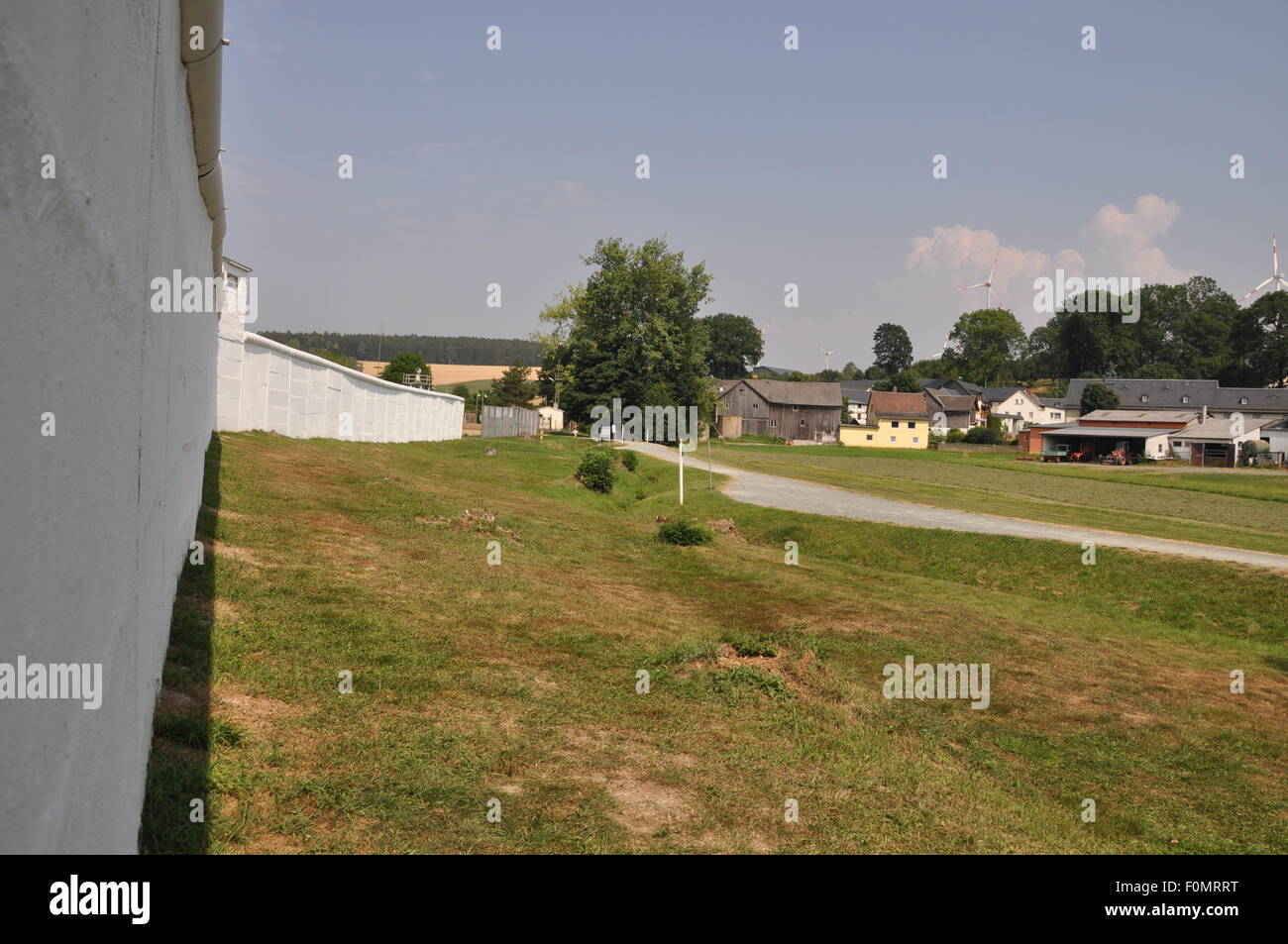 Modlareuth, Deutschland. 13. August 2015. Die ehemalige DDR-Grenzmauer an der ehemaligen innerdeutschen Grenze zwischen Ost- und Westdeutschland in Moedlareuth, Mitteldeutschland, 13. August 2015. Moedlareuth, genannt "Little Berlin", war das Symbol eines geteilten Dorfes entlang der Grenzlinie zwischen Ost- und Westdeutschland. Die Grenze verlief mitten durch das kleine Dorf. © Jakub Strihavka/CTK Foto/Alamy Live-Nachrichten Stockfoto