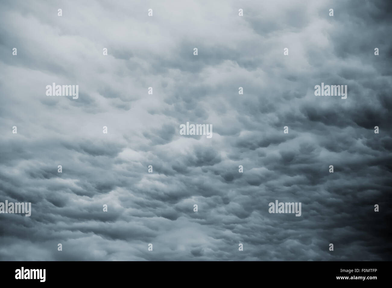 Dark Storm Himmel mit regnerischen Wolken als Herbst schlechte Wettervorhersage Hintergrund Stockfoto
