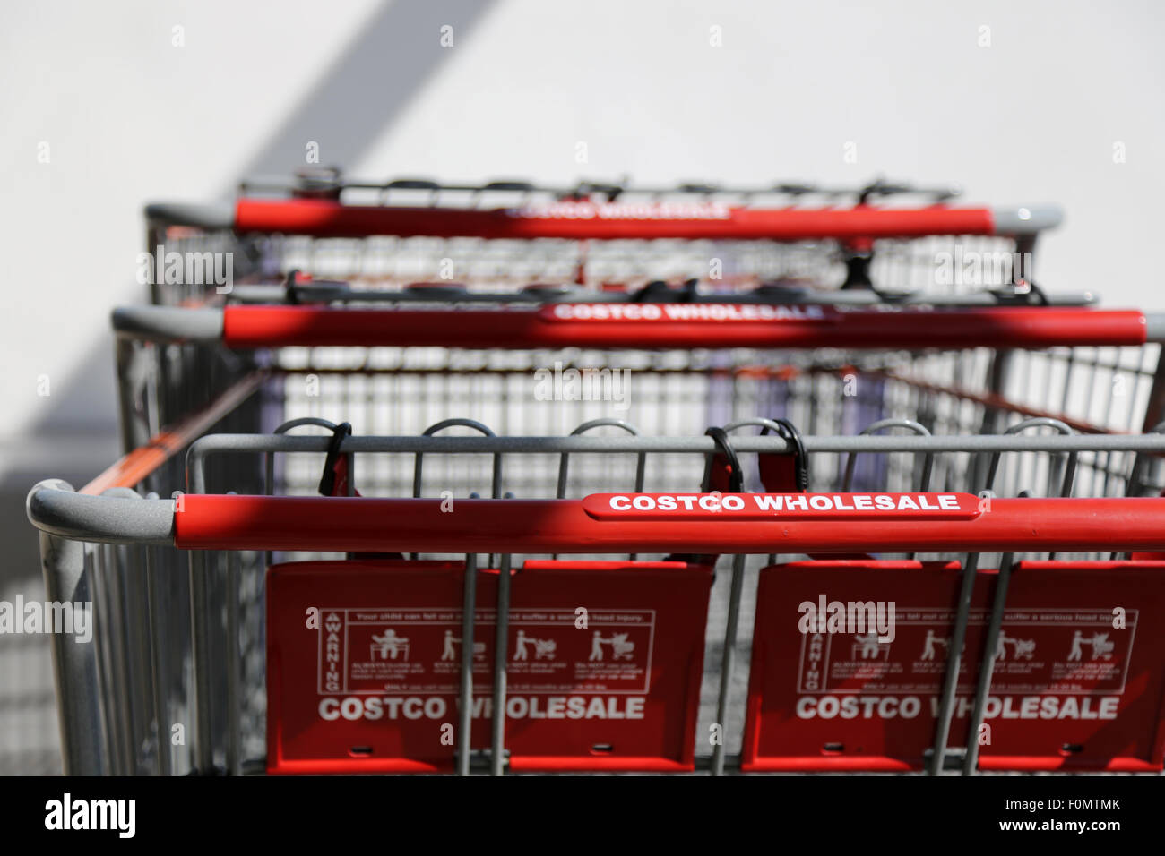 Eine Gruppe von Costco Wholesale shopping Trolley Stockfotografie Alamy