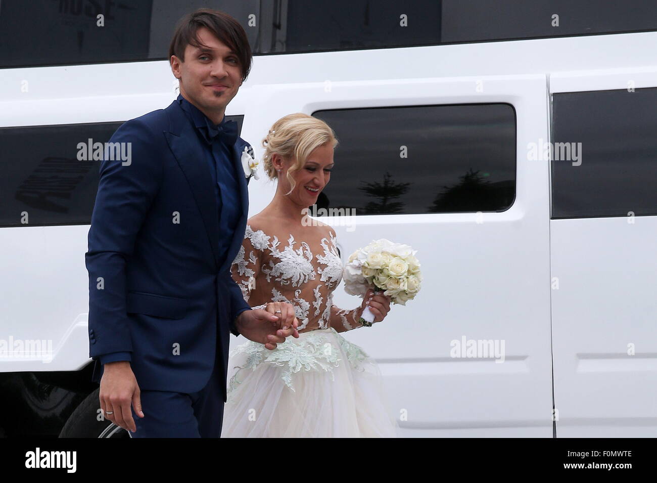 Moskau, Russland. 18. August 2015. Zweifache Eiskunstlauf-Weltmeister Maxim Trankow (L) und Tatiana Volosozhar während ihrer Hochzeit an der Rose Bar Restaurant. Bildnachweis: Wjatscheslaw Prokofiev/TASS/Alamy Live-Nachrichten Stockfoto