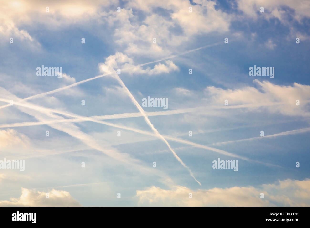 Blauer Himmel mit Ebene Wanderwege übernommen Flughafen Zaventem in Brüssel Stockfoto