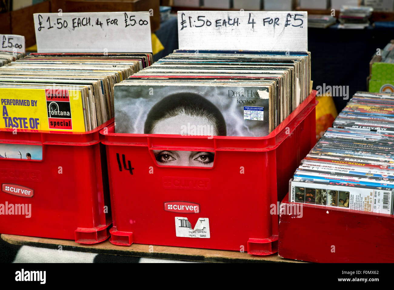 Debbie Harry Album Hülse herausschauen aus einer gebrauchten Vinyl-Schallplatten auf einem Marktstand in der Grassmarket in Edinburgh. Stockfoto