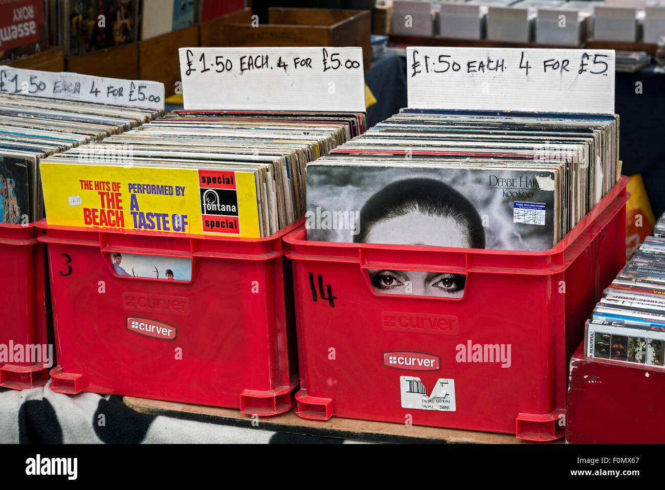 Debbie Harry Album Hülse herausschauen aus einer gebrauchten Vinyl-Schallplatten auf einem Marktstand in der Grassmarket in Edinburgh. Stockfoto