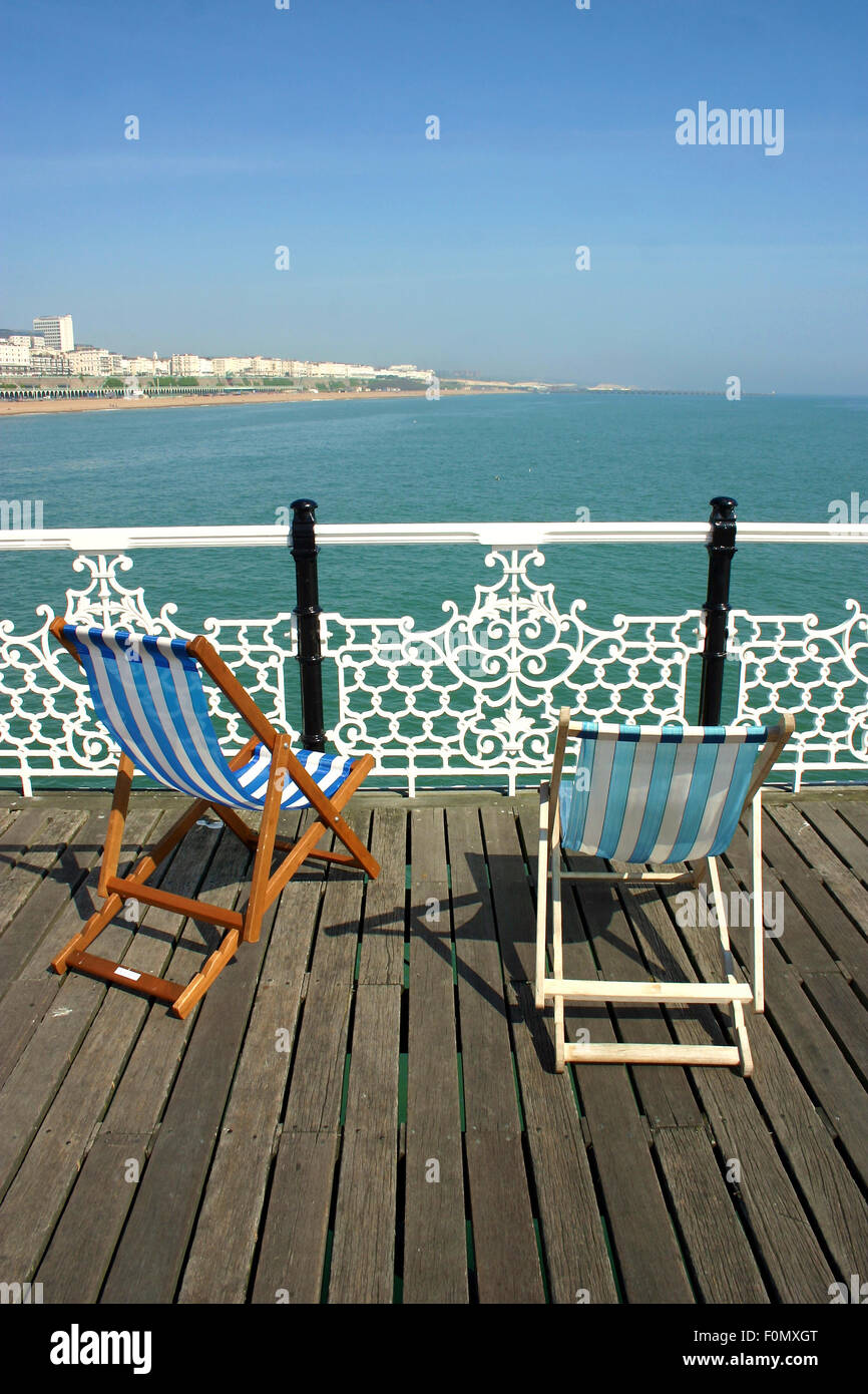 Liegestühle auf der Pier von Brighton Stockfoto