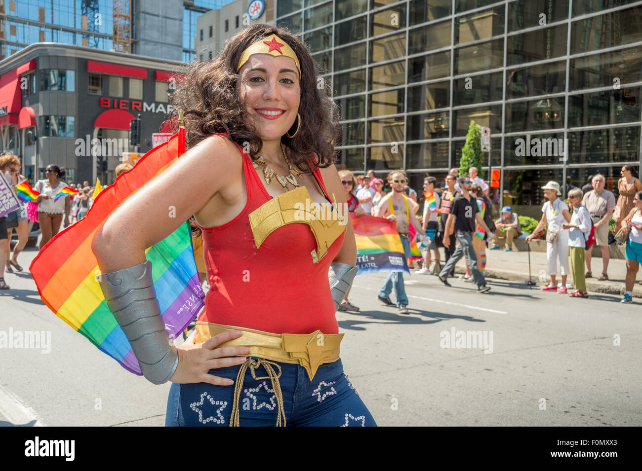 MONTREAL, Kanada, 16. August 2015. Teilnehmer einen Identitätswechsel Wonder Woman stellt bei der 2015 Gay Pride Parade in Montreal. © Marc Bruxelle/Alamy Live-Nachrichten Stockfoto