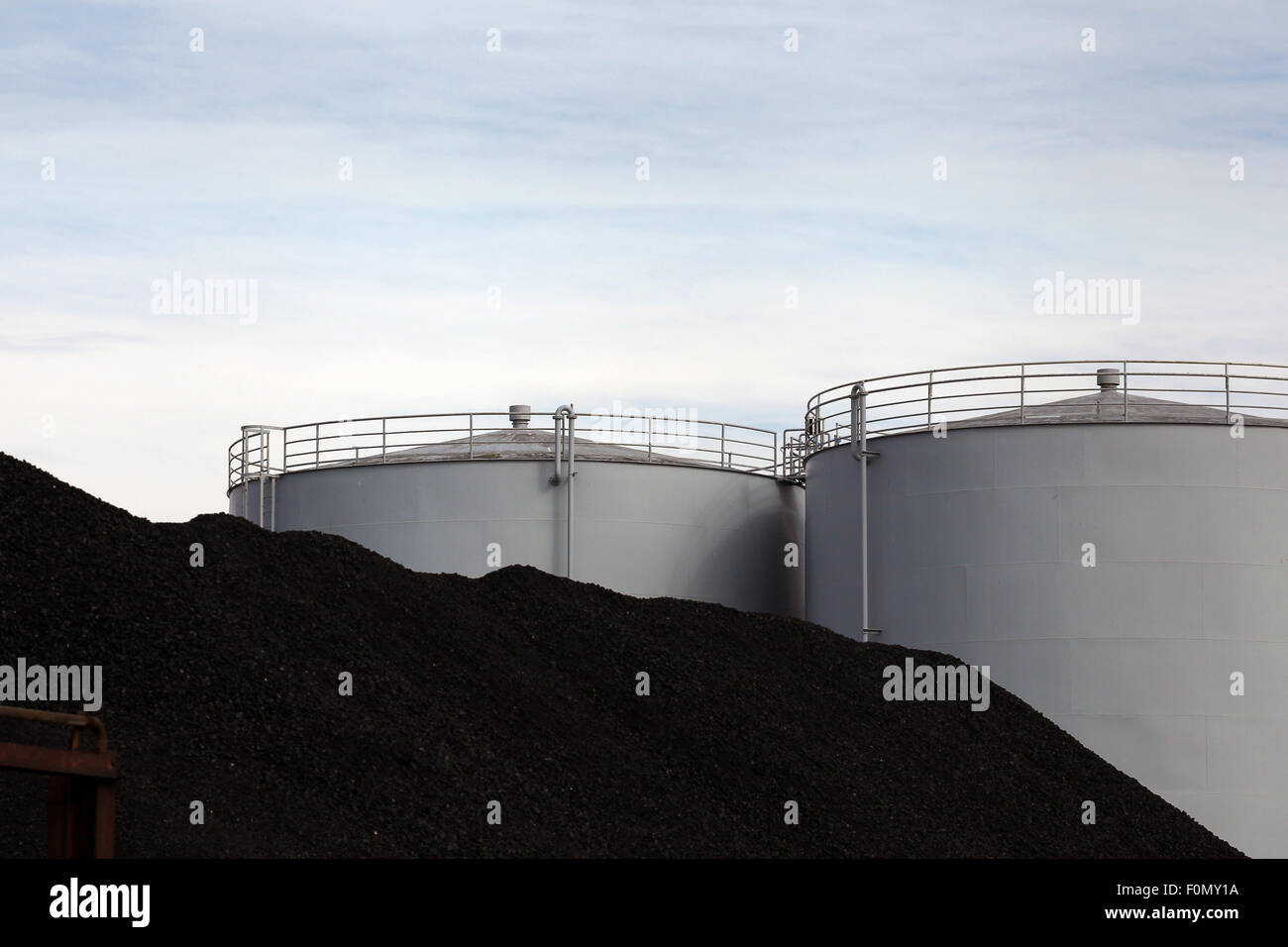 Kohle und Brennstoff Industrieanlagen am Hafen Stockfoto