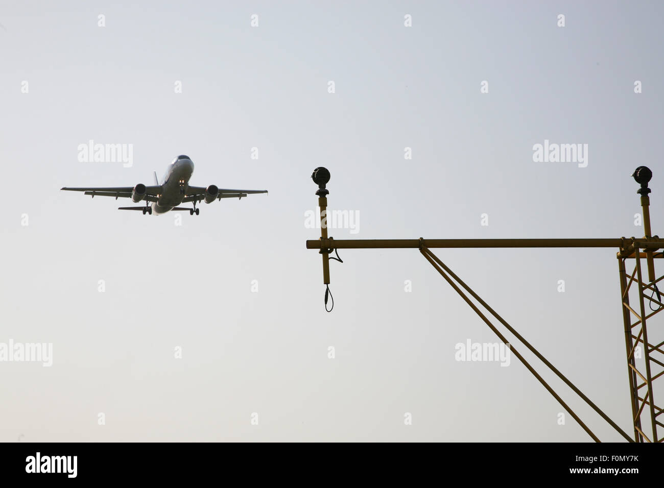 Landescheinwerfer und ein Flugzeug auf dem Flughafen HeathRow à Londres Stockfoto