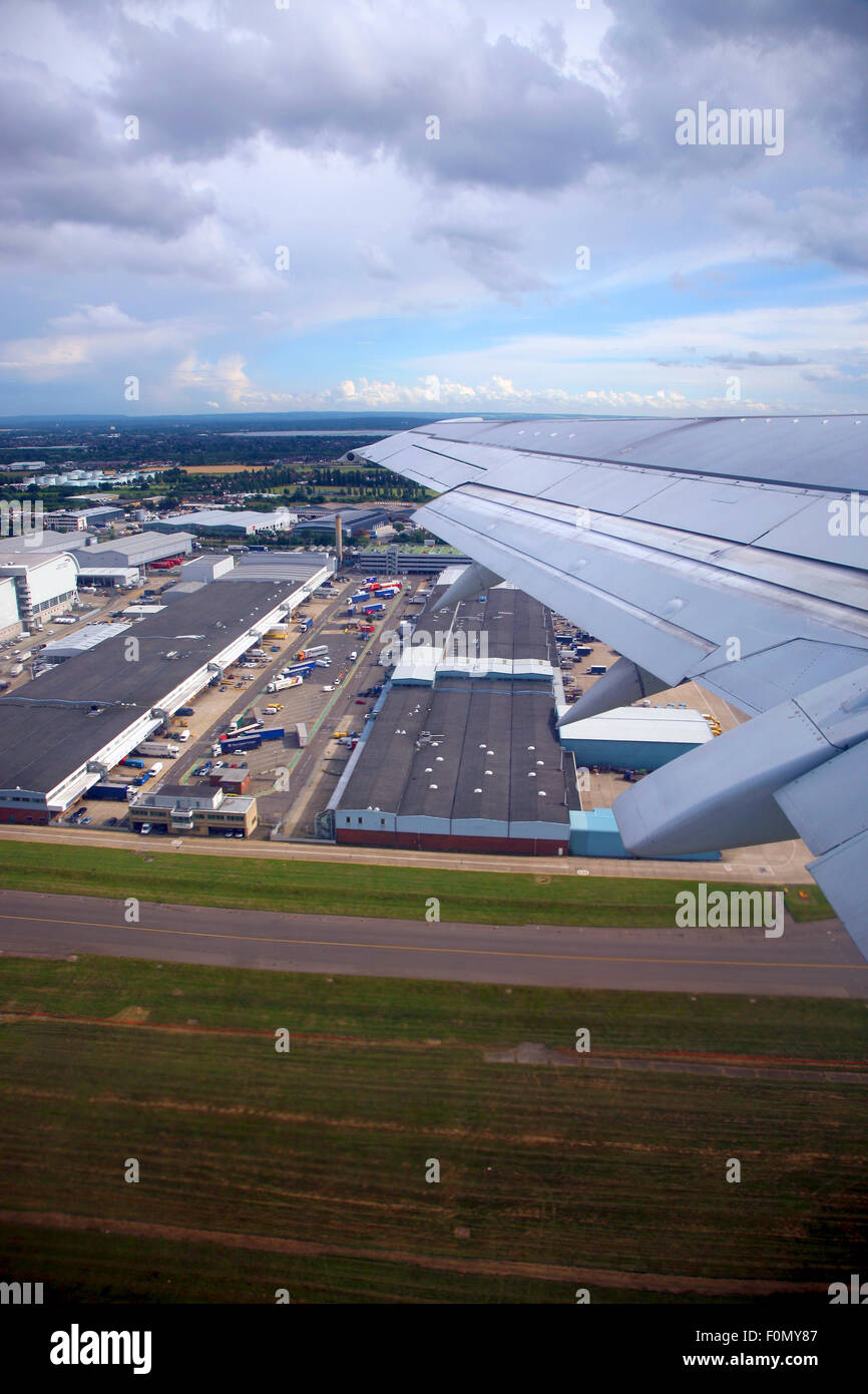 Ausziehen und Anzeigen auf einem Flughafen Stockfoto