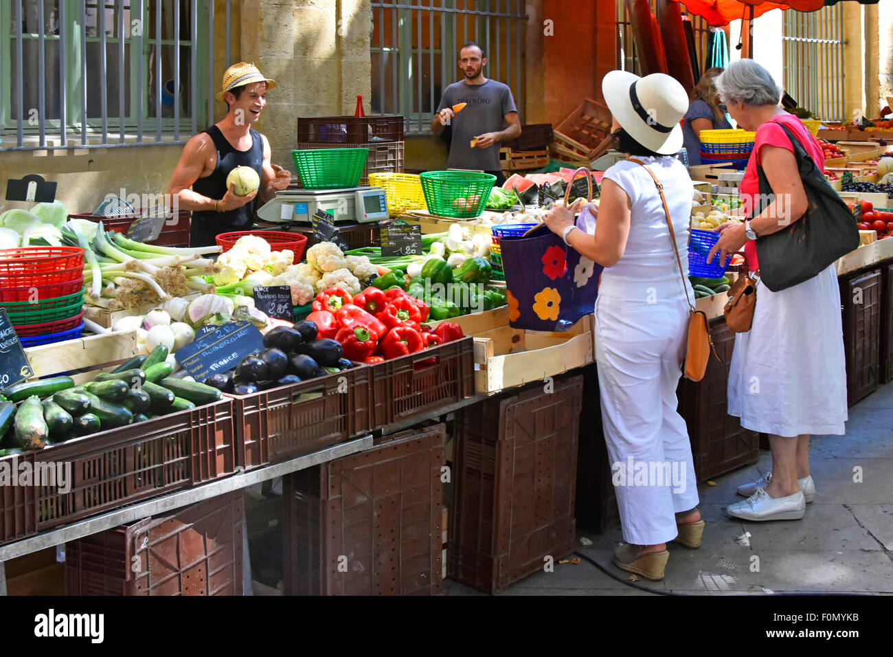 Kunden, die Gemüse an Marktständen von Ständen auf dem Obst- und Gemüsemarkt in Aix en Provence in Südfrankreich kaufen Stockfoto