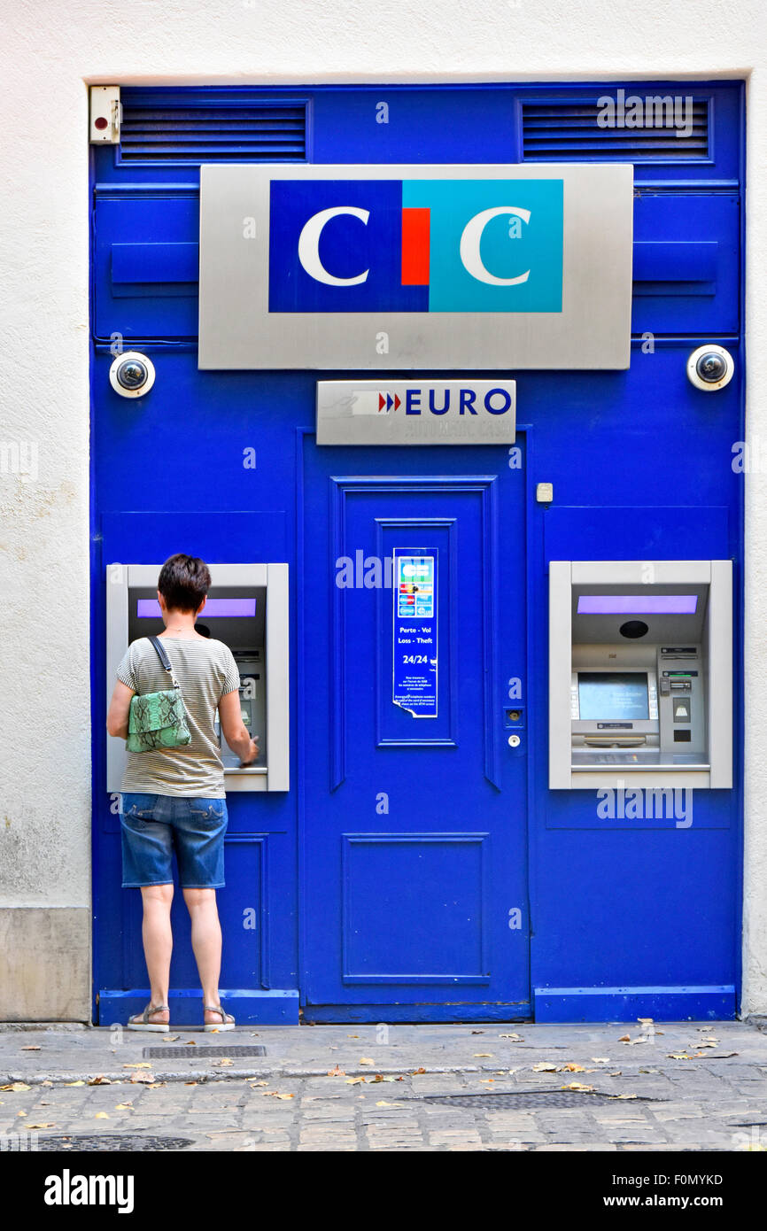 Frau mit ATM euro Geldautomat in Frankreich betrieben durch den Crédit Industriel et Commercial (CIC) Bank Aix-en-Provence Provence Südfrankreich Stockfoto