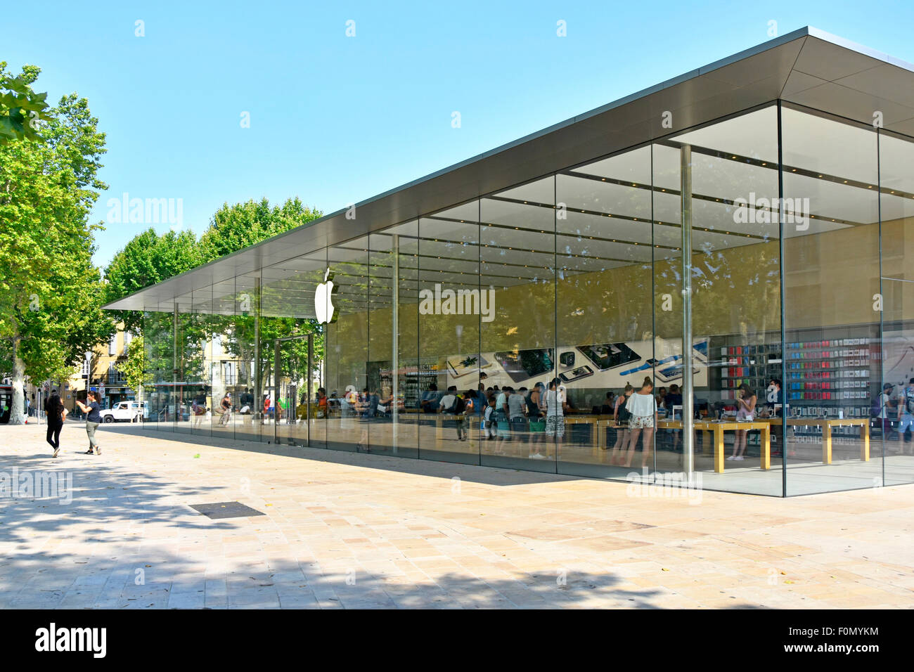 Apple Store mit Glas verkleidet in großen gepflasterten Bereich neben der La Rotonde Brunnen Aix-en-Provence Bouches-du-Rhône der Region Provence-Alpes-Côte d'Azur Stockfoto