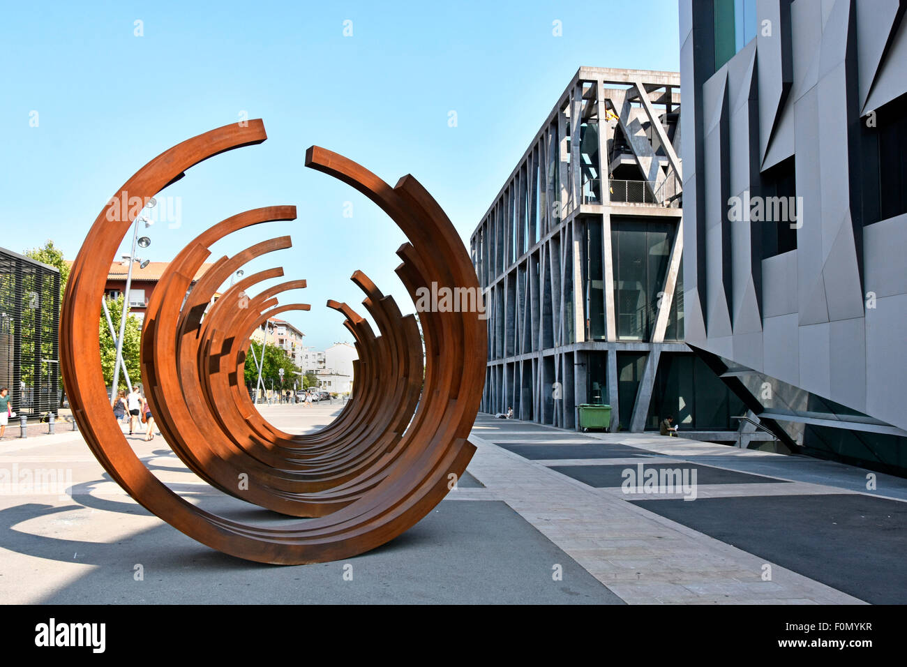 Moderne Street Art von Französisch Konzeptkünstler Bernar Venet eine Serie von Stahl Arc Skulptur dies im kulturellen Zentrum Aix en Provence Südfrankreich Stockfoto