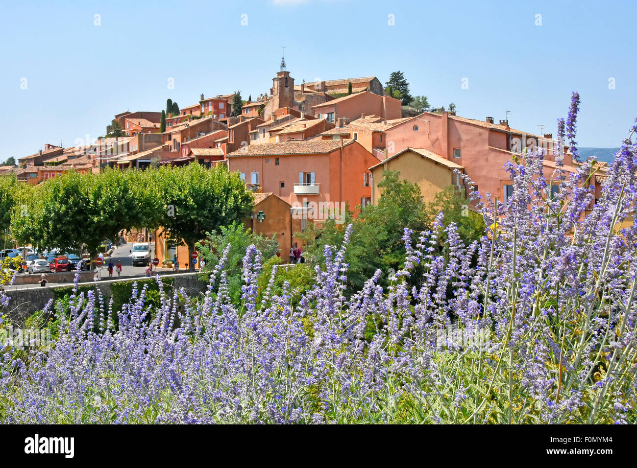 Wohnungen in der touristisch Hang Gemeinde von Roussillon im Departement Vaucluse in der Provence Südosten Frankreich Stockfoto