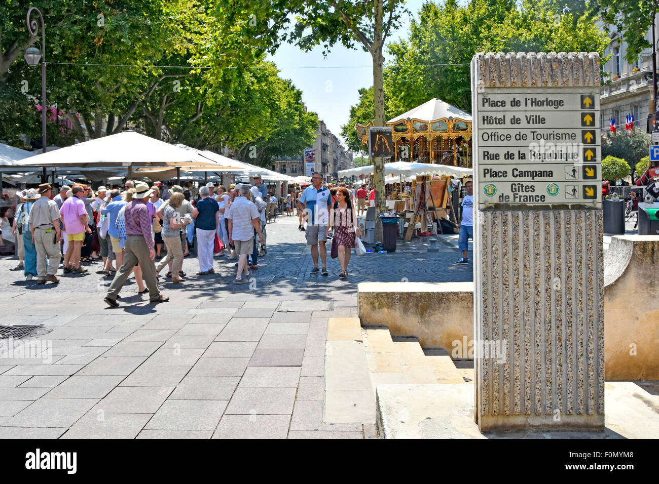Belebten Straße Szene während des Festivals von Avignon Juli mit modernen Wegweiser Stockfoto