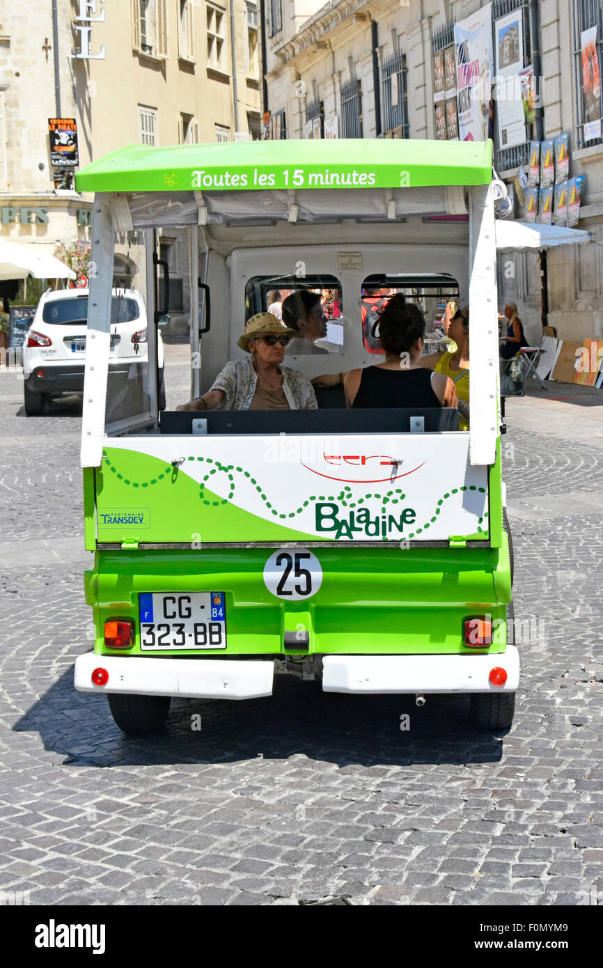 Kreuzung zwischen kleinen Bussen & Taxi Baladines sind kleine 7-Sitz-Elektrofahrzeuge auf Rundstrecke in Avignon Provence-Alpes-Côte d'Azu Frankreich Stockfoto