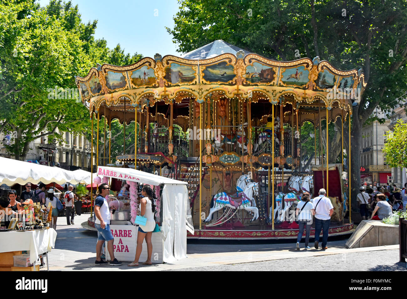Festival von Avignon Französisch altmodisches Karussell mit Treppen während der jährlichen Juli Arts Festival im Zentrum der Stadt Frankreich gesehen Stockfoto