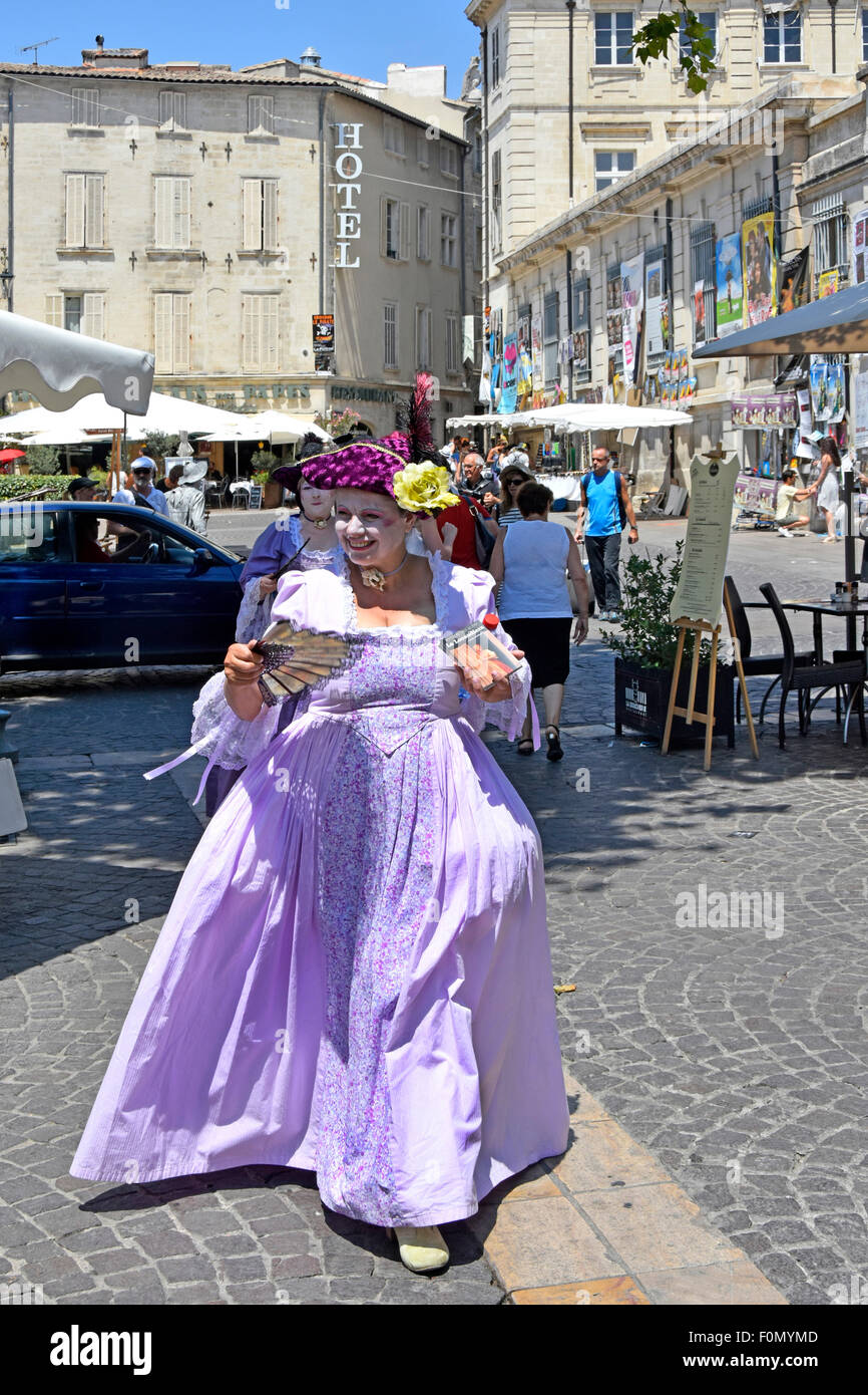 Avignon Festivalfrau französische Bühnendarstellerin in historischen Kostümen und Make-up, die Broschüren für die Komödie „La locandiera“ Frankreich verteilt Stockfoto
