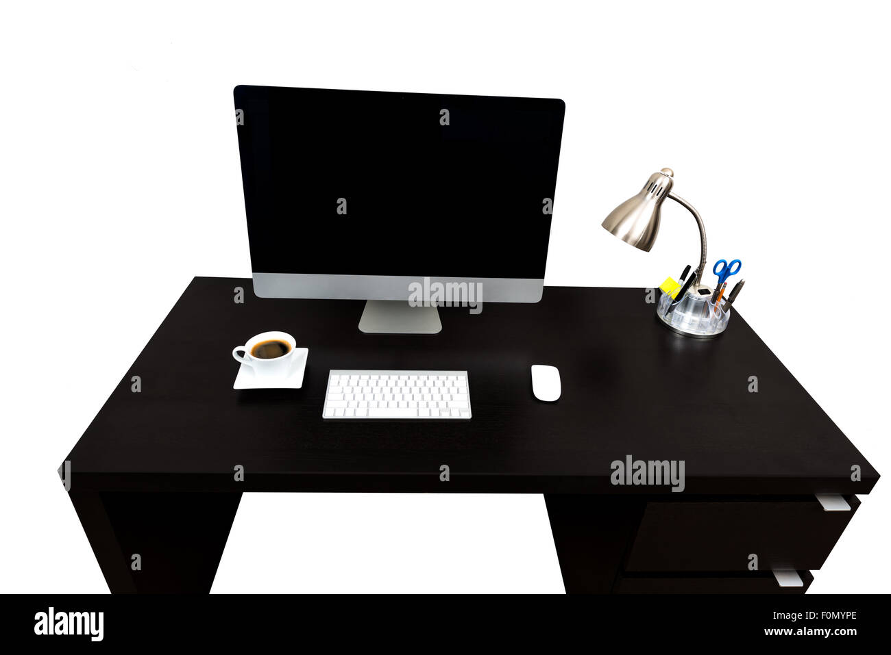 Moderne gerade Linie Computerschreibtisch, Kaffee, isoliert Lampe weiß mit Textfreiraum Stockfoto