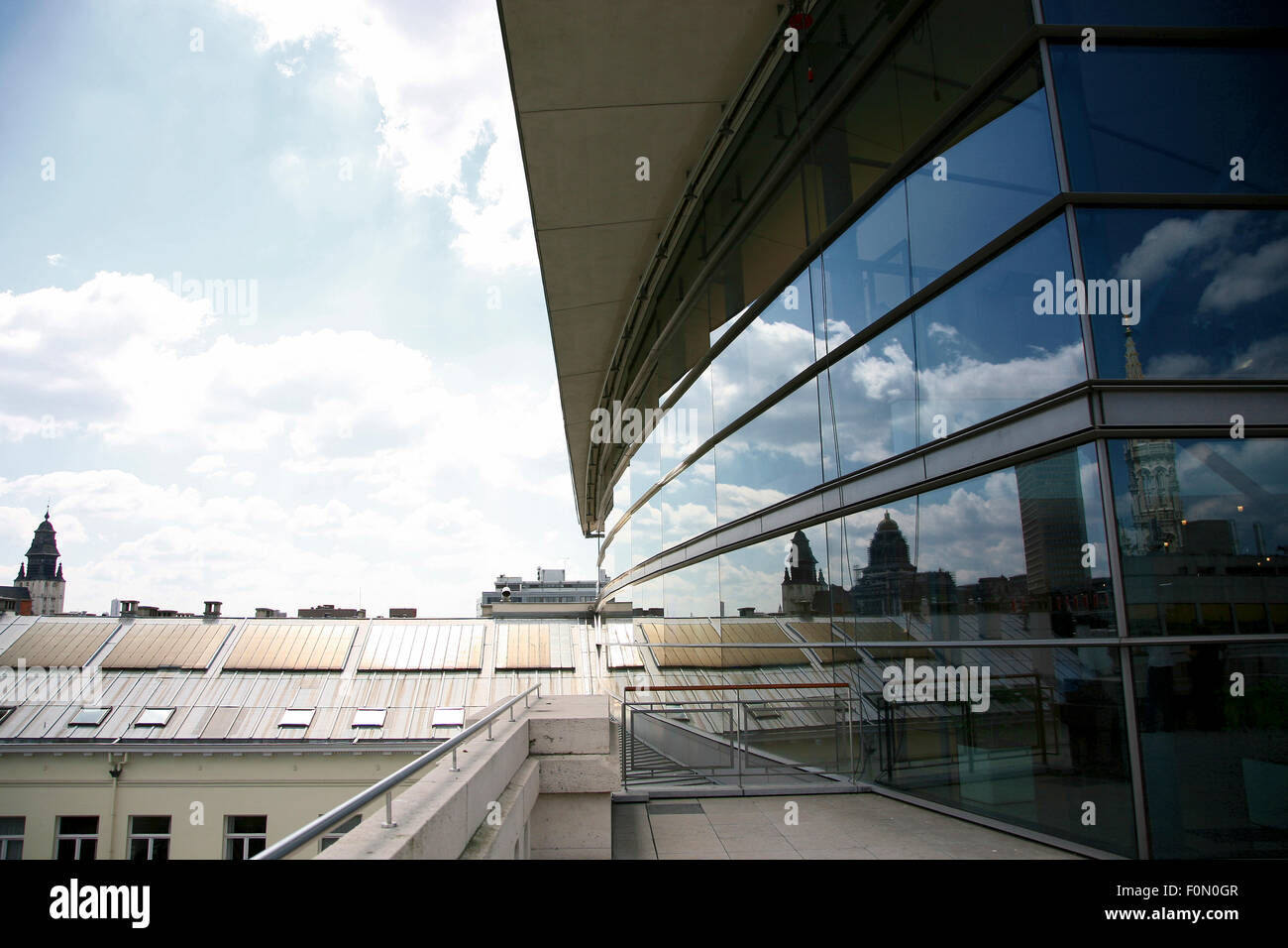 Im freien Blick auf das neu renovierte Gebäude der Region Brüssel-Hauptstadt mit der Reflexion der Stadt in die großen Glasfenster. Stockfoto