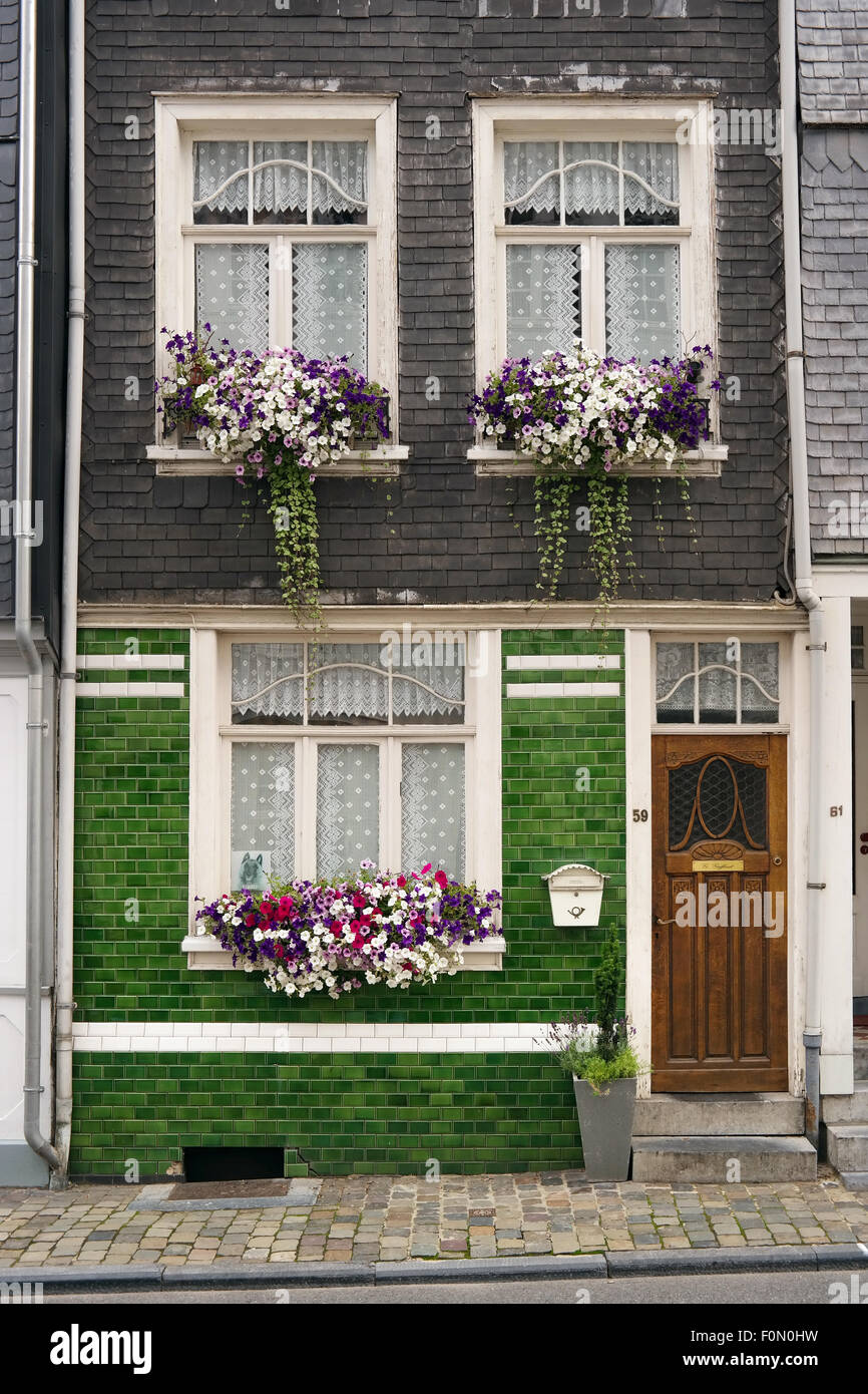 Street View von Malmedy mit Schiefer-faced Häuser Stockfoto