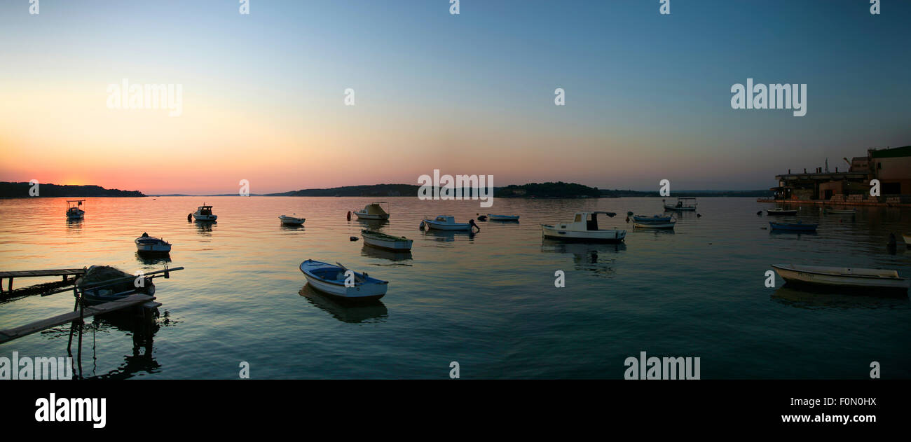 Panorama auf den Hafen, kleine Holzschiffe und die Adria während einen wunderschönen Sonnenuntergang auf der Insel Korcula, Kroatien Stockfoto