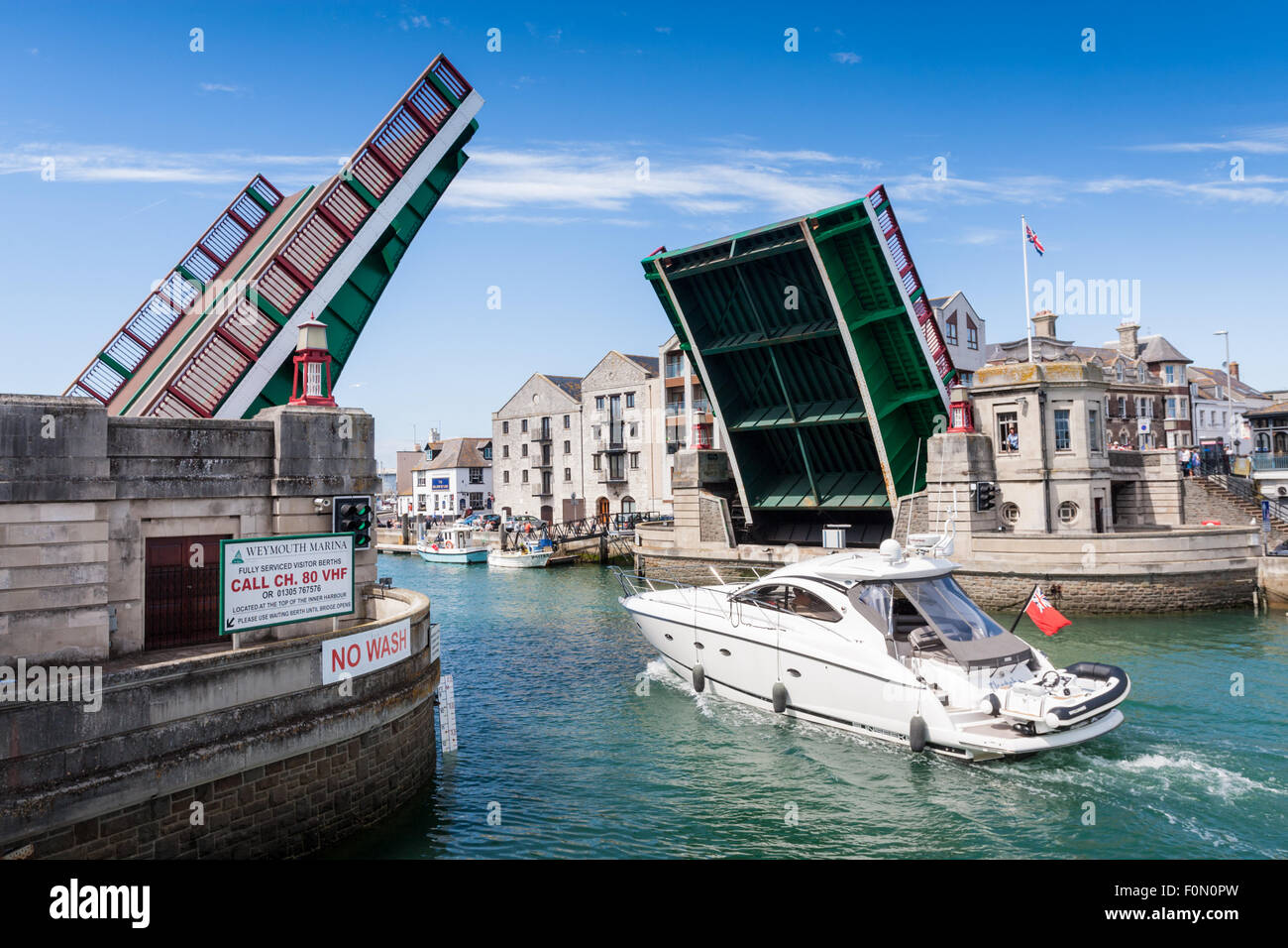 Weymouth Stadtbrücke, Baujahr 1930, ist eine anhebende Klappbrücke Boote am Innenhafen Zugang zu ermöglichen. Stockfoto