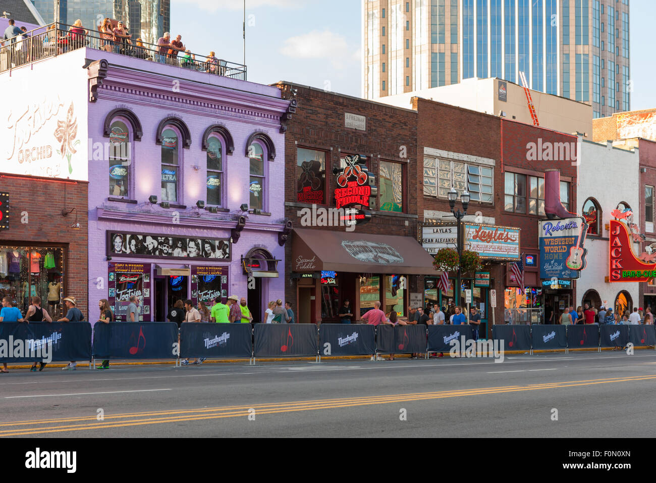 Honky Tonk Bars, darunter Roberts westlichen Welt und Tootsie es Orchid Lounge am lower Broadway in Nashville, Tennessee. Stockfoto