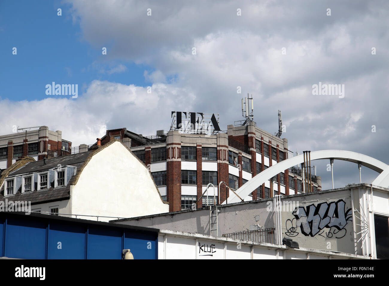 Mit Blick auf die Tee-Gebäude-Schriftzug über Dächer in Shoreditch, London UK KATHY DEWITT Stockfoto