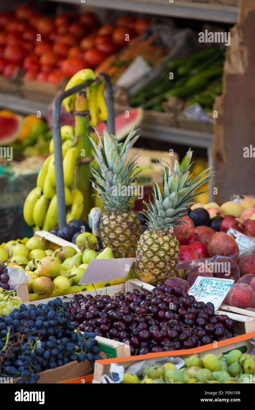 Food-Stand mit exotischen Früchten und von den lokalen Märkten in Kreta, Griechenland, 2013. Stockfoto