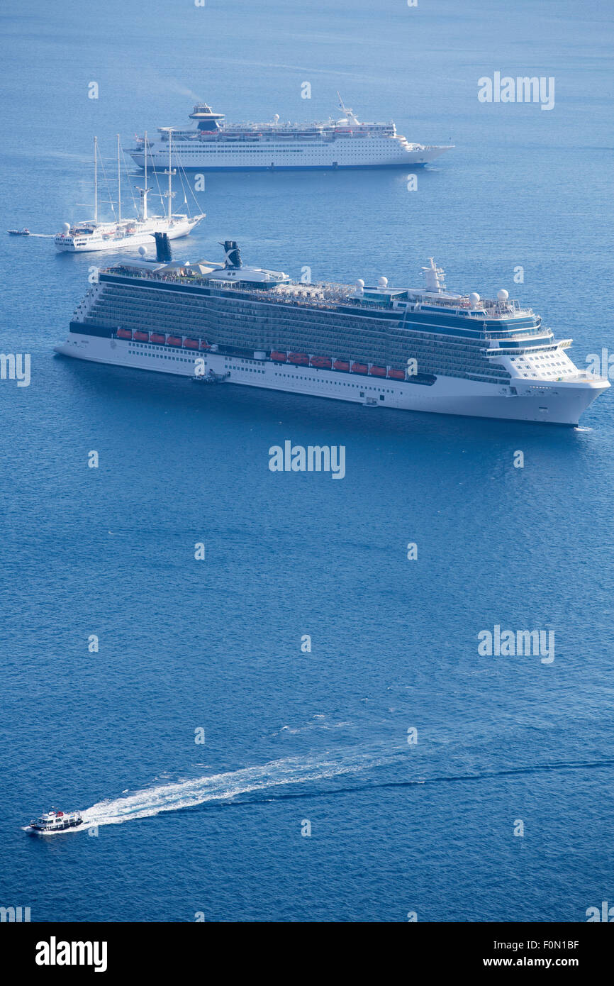 Zwei Costa Schiffe und andere kleinere Boote in der Bucht von Santorin. Stockfoto
