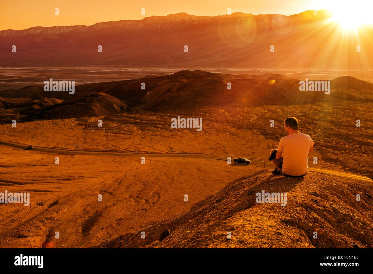Death Valley Private Vista. Junge Touristen auf der Sandy Hill den Sonnenuntergang genießen. Death Valley, California, Vereinigte Staaten von Amerika. Stockfoto