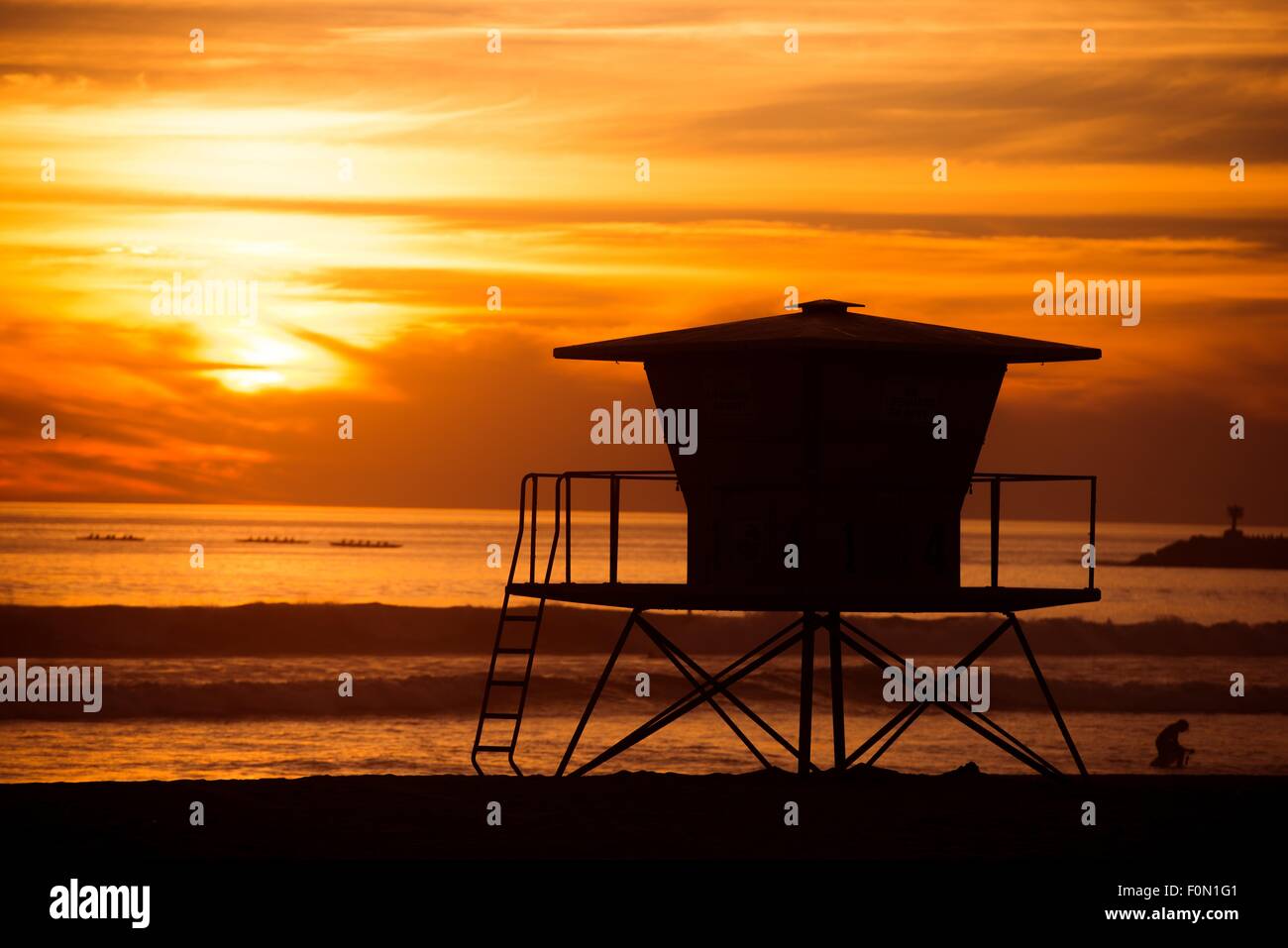 Lifeguard Tower Sonnenuntergang Silhouette Landschaft. Kalifornien, Oceanside Strand bei Sonnenuntergang. Stockfoto