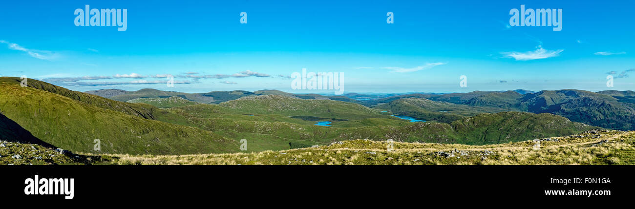 Ein Blick von der Wanderung auf der Merrick, Blick über die Täler und Hügel unter einen schönen August blauen Himmel. Stockfoto