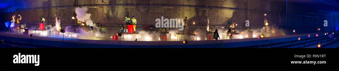 Panoramablick auf unkenntlich Schweißer in Aktion mit hellen Funken während der Eröffnungsshow der Diabolo-Linie im Jahr 2012 Stockfoto