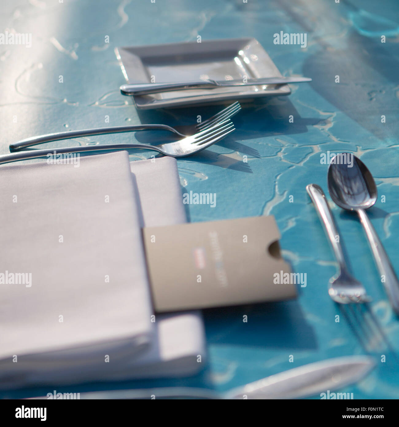 Leere gekleidet, blaue Tabelle mit Gabeln, Messer, Löffel und Servietten in einem restaurant Stockfoto