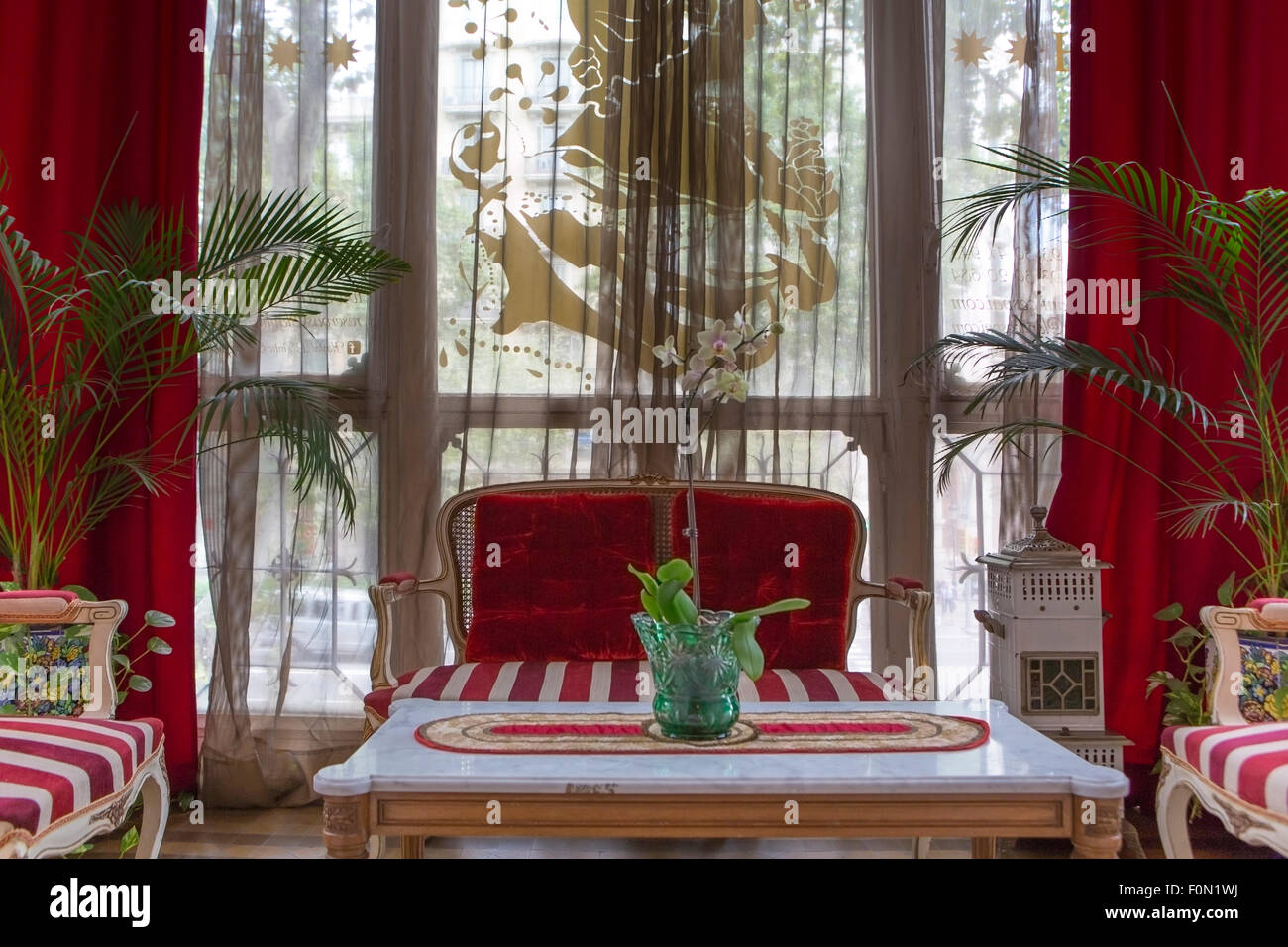 Nahaufnahme von der alten Ellenbogen-Stuhl mit roten und weißen Muster und Retro-Salontisch. Stockfoto