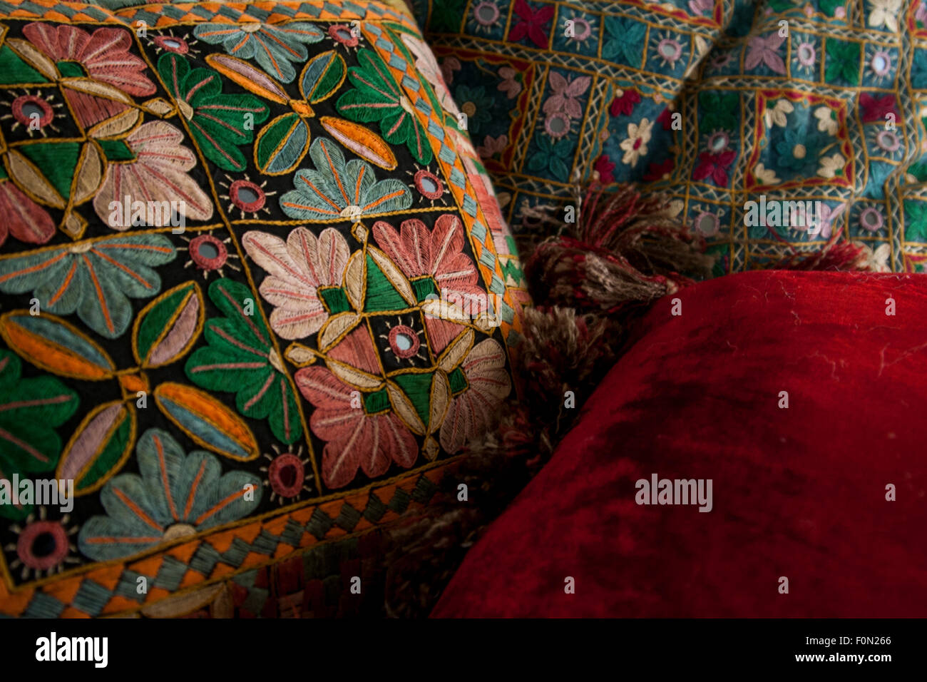 Details der bunten Kissen aus indischen Stoff gefertigt. Stockfoto