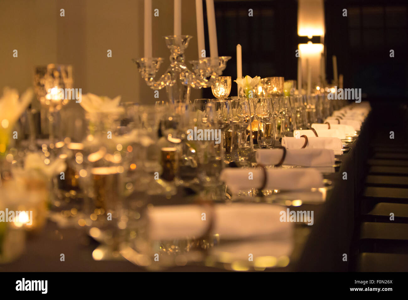 Weihnachts-Tabelle festlegen, Retro-Stil Foto, Gläser für Champagner, weiße festliche Geschirr, soft-Fokus. Stockfoto