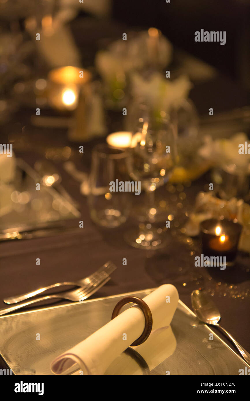 Weihnachts-Tabelle festlegen, Retro-Stil Foto, Gläser für Champagner, weiße festliche Geschirr, soft-Fokus. Stockfoto