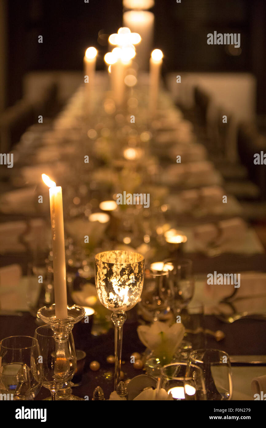 Weihnachts-Tabelle festlegen, Retro-Stil Foto, Gläser für Champagner, weiße festliche Geschirr, soft-Fokus. Stockfoto