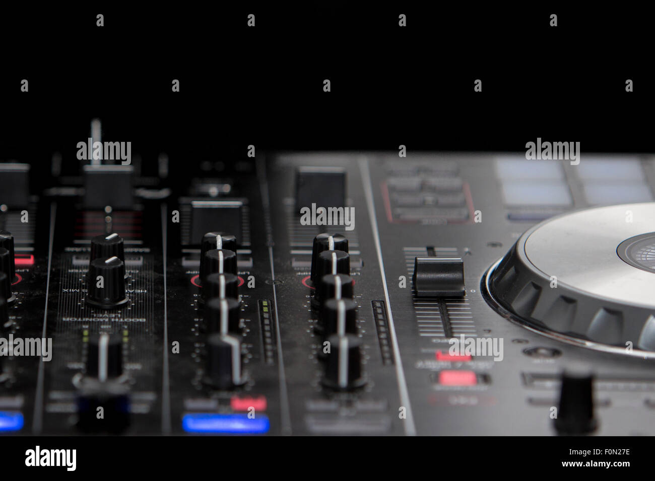 Audio-Mixer mischen Board Fader und DJ MP3-Player mit Speed variator Stockfoto