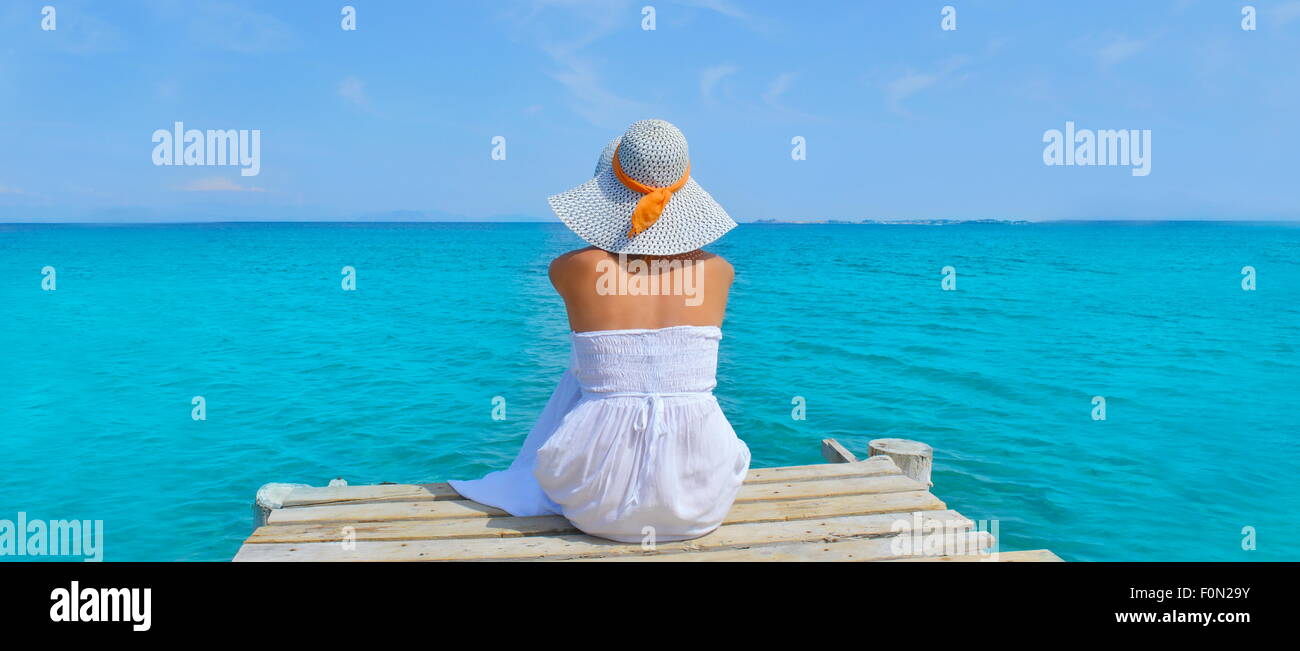 Frau mit Blick auf das Meer aus einem Dock. Sommer Urlaub Hintergrund Stockfoto