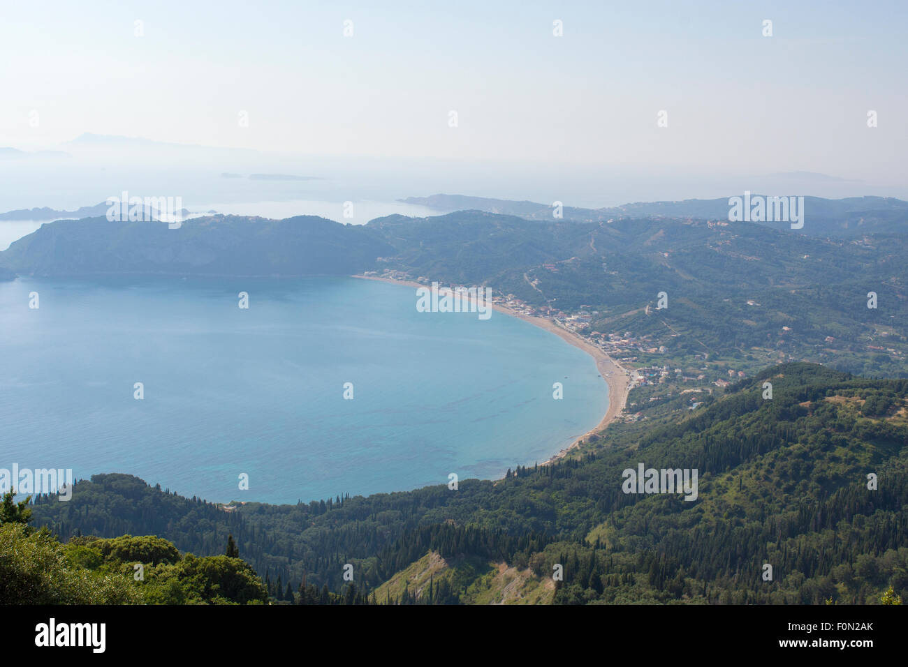 Blick auf nebligen Agios Georgios Pagon Strand von Korfu Griechenland. Consisted am Meer. Luftbild Stockfoto